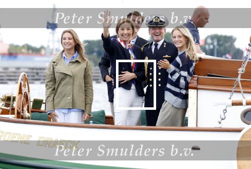 Amsterdam 24 augustus 202
Prins Maurits en Prinses MarilÃ¨ne hebben drie kinderen: Anna (geboren in 2001), Lucas (geboren in 2002), en Felicia (geboren in 2005). Hun volledige achternaam is Van Lippe-Biesterfeld van Vollenhoven . Prins Maurits neemt met zijn gezin de Vlootschouw af tijdens de laatste dag van Sail. Ze varen met de Groene Draeck.