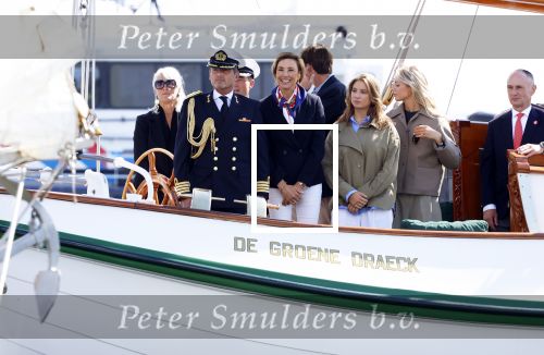 Amsterdam 24 augustus 202
Prins Maurits en Prinses MarilÃ¨ne hebben drie kinderen: Anna (geboren in 2001), Lucas (geboren in 2002), en Felicia (geboren in 2005). Hun volledige achternaam is Van Lippe-Biesterfeld van Vollenhoven . Prins Maurits neemt met zijn gezin de Vlootschouw af tijdens de laatste dag van Sail. Ze varen met de Groene Draeck.