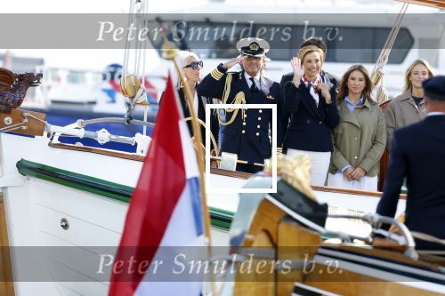 Amsterdam 24 augustus 202
Prins Maurits en Prinses MarilÃ¨ne hebben drie kinderen: Anna (geboren in 2001), Lucas (geboren in 2002), en Felicia (geboren in 2005). Hun volledige achternaam is Van Lippe-Biesterfeld van Vollenhoven . Prins Maurits neemt met zijn gezin de Vlootschouw af tijdens de laatste dag van Sail. Ze varen met de Groene Draeck.