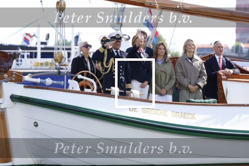 Amsterdam 24 augustus 202
Prins Maurits en Prinses MarilÃ¨ne hebben drie kinderen: Anna (geboren in 2001), Lucas (geboren in 2002), en Felicia (geboren in 2005). Hun volledige achternaam is Van Lippe-Biesterfeld van Vollenhoven . Prins Maurits neemt met zijn gezin de Vlootschouw af tijdens de laatste dag van Sail. Ze varen met de Groene Draeck.