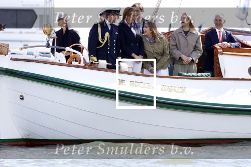Amsterdam 24 augustus 202
Prins Maurits en Prinses MarilÃ¨ne hebben drie kinderen: Anna (geboren in 2001), Lucas (geboren in 2002), en Felicia (geboren in 2005). Hun volledige achternaam is Van Lippe-Biesterfeld van Vollenhoven . Prins Maurits neemt met zijn gezin de Vlootschouw af tijdens de laatste dag van Sail. Ze varen met de Groene Draeck.
