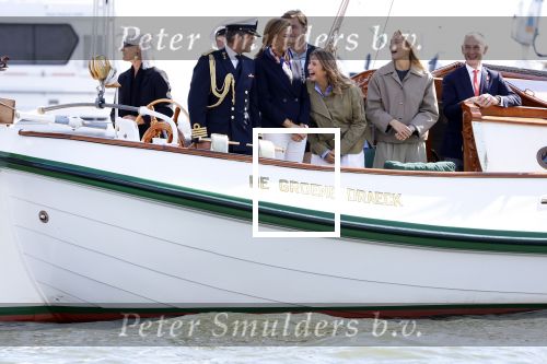 Amsterdam 24 augustus 202
Prins Maurits en Prinses MarilÃ¨ne hebben drie kinderen: Anna (geboren in 2001), Lucas (geboren in 2002), en Felicia (geboren in 2005). Hun volledige achternaam is Van Lippe-Biesterfeld van Vollenhoven . Prins Maurits neemt met zijn gezin de Vlootschouw af tijdens de laatste dag van Sail. Ze varen met de Groene Draeck.