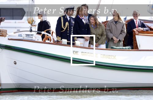 Amsterdam 24 augustus 202
Prins Maurits en Prinses MarilÃ¨ne hebben drie kinderen: Anna (geboren in 2001), Lucas (geboren in 2002), en Felicia (geboren in 2005). Hun volledige achternaam is Van Lippe-Biesterfeld van Vollenhoven . Prins Maurits neemt met zijn gezin de Vlootschouw af tijdens de laatste dag van Sail. Ze varen met de Groene Draeck.
