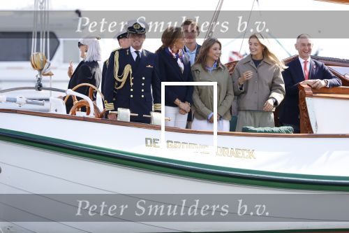 Amsterdam 24 augustus 202
Prins Maurits en Prinses MarilÃ¨ne hebben drie kinderen: Anna (geboren in 2001), Lucas (geboren in 2002), en Felicia (geboren in 2005). Hun volledige achternaam is Van Lippe-Biesterfeld van Vollenhoven . Prins Maurits neemt met zijn gezin de Vlootschouw af tijdens de laatste dag van Sail. Ze varen met de Groene Draeck.
