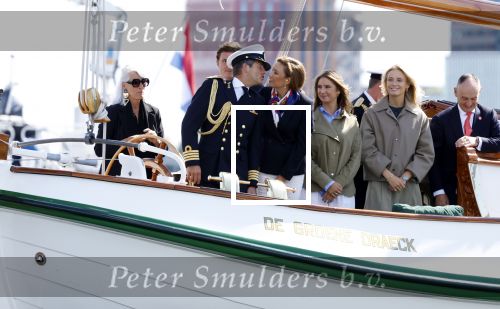 Amsterdam 24 augustus 202
Prins Maurits en Prinses MarilÃ¨ne hebben drie kinderen: Anna (geboren in 2001), Lucas (geboren in 2002), en Felicia (geboren in 2005). Hun volledige achternaam is Van Lippe-Biesterfeld van Vollenhoven . Prins Maurits neemt met zijn gezin de Vlootschouw af tijdens de laatste dag van Sail. Ze varen met de Groene Draeck.