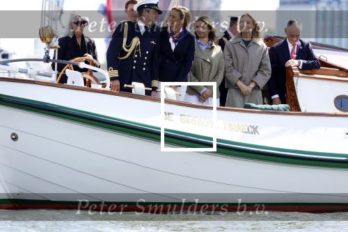Amsterdam 24 augustus 202
Prins Maurits en Prinses MarilÃ¨ne hebben drie kinderen: Anna (geboren in 2001), Lucas (geboren in 2002), en Felicia (geboren in 2005). Hun volledige achternaam is Van Lippe-Biesterfeld van Vollenhoven . Prins Maurits neemt met zijn gezin de Vlootschouw af tijdens de laatste dag van Sail. Ze varen met de Groene Draeck.