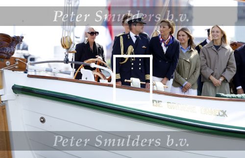 Amsterdam 24 augustus 202
Prins Maurits en Prinses MarilÃ¨ne hebben drie kinderen: Anna (geboren in 2001), Lucas (geboren in 2002), en Felicia (geboren in 2005). Hun volledige achternaam is Van Lippe-Biesterfeld van Vollenhoven . Prins Maurits neemt met zijn gezin de Vlootschouw af tijdens de laatste dag van Sail. Ze varen met de Groene Draeck.