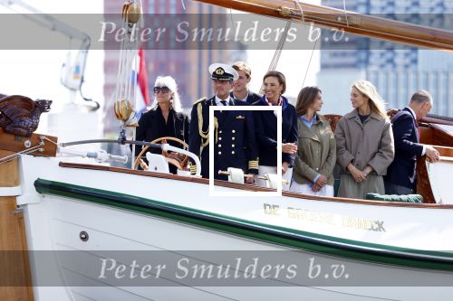 Amsterdam 24 augustus 202
Prins Maurits en Prinses MarilÃ¨ne hebben drie kinderen: Anna (geboren in 2001), Lucas (geboren in 2002), en Felicia (geboren in 2005). Hun volledige achternaam is Van Lippe-Biesterfeld van Vollenhoven . Prins Maurits neemt met zijn gezin de Vlootschouw af tijdens de laatste dag van Sail. Ze varen met de Groene Draeck.
