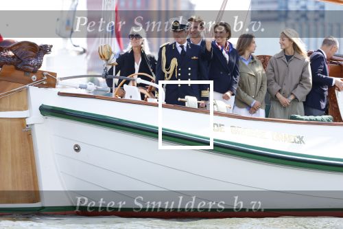 Amsterdam 24 augustus 202
Prins Maurits en Prinses MarilÃ¨ne hebben drie kinderen: Anna (geboren in 2001), Lucas (geboren in 2002), en Felicia (geboren in 2005). Hun volledige achternaam is Van Lippe-Biesterfeld van Vollenhoven . Prins Maurits neemt met zijn gezin de Vlootschouw af tijdens de laatste dag van Sail. Ze varen met de Groene Draeck.