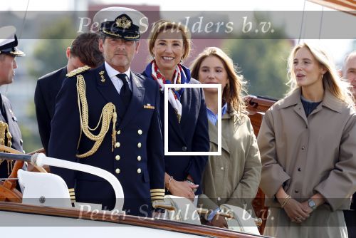 Amsterdam 24 augustus 202
Prins Maurits en Prinses MarilÃ¨ne hebben drie kinderen: Anna (geboren in 2001), Lucas (geboren in 2002), en Felicia (geboren in 2005). Hun volledige achternaam is Van Lippe-Biesterfeld van Vollenhoven . Prins Maurits neemt met zijn gezin de Vlootschouw af tijdens de laatste dag van Sail. Ze varen met de Groene Draeck.