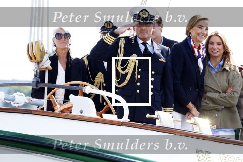 Amsterdam 24 augustus 202
Prins Maurits en Prinses MarilÃ¨ne hebben drie kinderen: Anna (geboren in 2001), Lucas (geboren in 2002), en Felicia (geboren in 2005). Hun volledige achternaam is Van Lippe-Biesterfeld van Vollenhoven . Prins Maurits neemt met zijn gezin de Vlootschouw af tijdens de laatste dag van Sail. Ze varen met de Groene Draeck.
