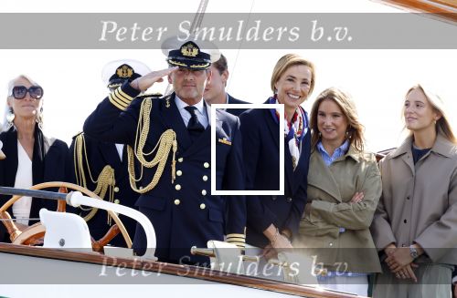 Amsterdam 24 augustus 202
Prins Maurits en Prinses MarilÃ¨ne hebben drie kinderen: Anna (geboren in 2001), Lucas (geboren in 2002), en Felicia (geboren in 2005). Hun volledige achternaam is Van Lippe-Biesterfeld van Vollenhoven . Prins Maurits neemt met zijn gezin de Vlootschouw af tijdens de laatste dag van Sail. Ze varen met de Groene Draeck.