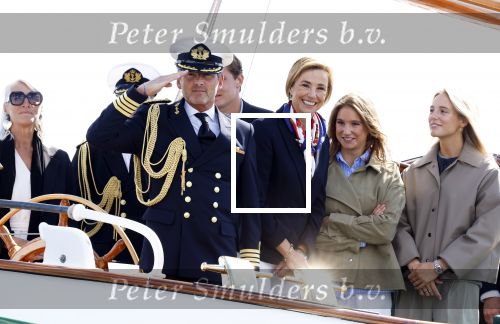 Amsterdam 24 augustus 202
Prins Maurits en Prinses MarilÃ¨ne hebben drie kinderen: Anna (geboren in 2001), Lucas (geboren in 2002), en Felicia (geboren in 2005). Hun volledige achternaam is Van Lippe-Biesterfeld van Vollenhoven . Prins Maurits neemt met zijn gezin de Vlootschouw af tijdens de laatste dag van Sail. Ze varen met de Groene Draeck.