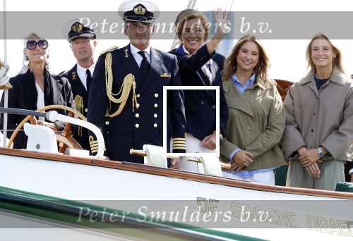 Amsterdam 24 augustus 202
Prins Maurits en Prinses MarilÃ¨ne hebben drie kinderen: Anna (geboren in 2001), Lucas (geboren in 2002), en Felicia (geboren in 2005). Hun volledige achternaam is Van Lippe-Biesterfeld van Vollenhoven . Prins Maurits neemt met zijn gezin de Vlootschouw af tijdens de laatste dag van Sail. Ze varen met de Groene Draeck.