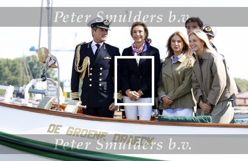 Amsterdam 24 augustus 202
Prins Maurits en Prinses MarilÃ¨ne hebben drie kinderen: Anna (geboren in 2001), Lucas (geboren in 2002), en Felicia (geboren in 2005). Hun volledige achternaam is Van Lippe-Biesterfeld van Vollenhoven . Prins Maurits neemt met zijn gezin de Vlootschouw af tijdens de laatste dag van Sail. Ze varen met de Groene Draeck.