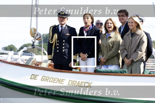 Amsterdam 24 augustus 202
Prins Maurits en Prinses MarilÃ¨ne hebben drie kinderen: Anna (geboren in 2001), Lucas (geboren in 2002), en Felicia (geboren in 2005). Hun volledige achternaam is Van Lippe-Biesterfeld van Vollenhoven . Prins Maurits neemt met zijn gezin de Vlootschouw af tijdens de laatste dag van Sail. Ze varen met de Groene Draeck.