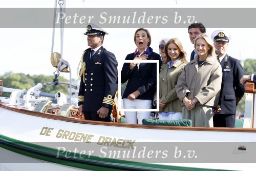 Amsterdam 24 augustus 202
Prins Maurits en Prinses MarilÃ¨ne hebben drie kinderen: Anna (geboren in 2001), Lucas (geboren in 2002), en Felicia (geboren in 2005). Hun volledige achternaam is Van Lippe-Biesterfeld van Vollenhoven . Prins Maurits neemt met zijn gezin de Vlootschouw af tijdens de laatste dag van Sail. Ze varen met de Groene Draeck.