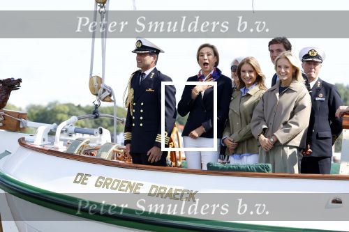 Amsterdam 24 augustus 202
Prins Maurits en Prinses MarilÃ¨ne hebben drie kinderen: Anna (geboren in 2001), Lucas (geboren in 2002), en Felicia (geboren in 2005). Hun volledige achternaam is Van Lippe-Biesterfeld van Vollenhoven . Prins Maurits neemt met zijn gezin de Vlootschouw af tijdens de laatste dag van Sail. Ze varen met de Groene Draeck.