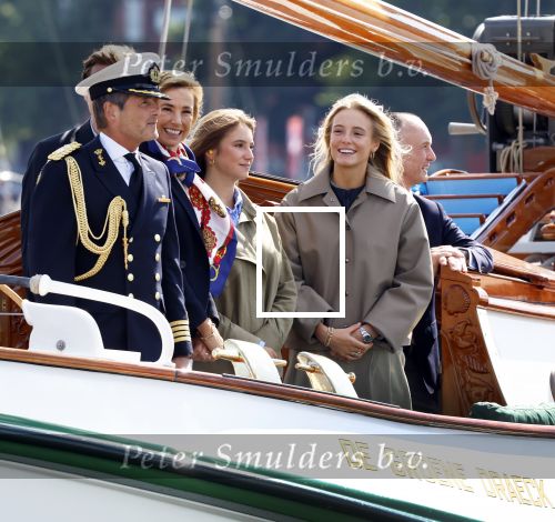 Amsterdam 24 augustus 202
Prins Maurits en Prinses MarilÃ¨ne hebben drie kinderen: Anna (geboren in 2001), Lucas (geboren in 2002), en Felicia (geboren in 2005). Hun volledige achternaam is Van Lippe-Biesterfeld van Vollenhoven . Prins Maurits neemt met zijn gezin de Vlootschouw af tijdens de laatste dag van Sail. Ze varen met de Groene Draeck.