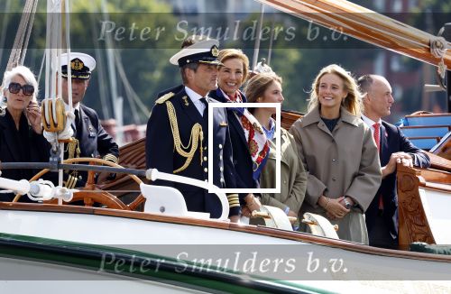 Amsterdam 24 augustus 202
Prins Maurits en Prinses MarilÃ¨ne hebben drie kinderen: Anna (geboren in 2001), Lucas (geboren in 2002), en Felicia (geboren in 2005). Hun volledige achternaam is Van Lippe-Biesterfeld van Vollenhoven . Prins Maurits neemt met zijn gezin de Vlootschouw af tijdens de laatste dag van Sail. Ze varen met de Groene Draeck.