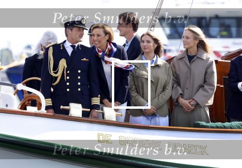 Amsterdam 24 augustus 202
Prins Maurits en Prinses MarilÃ¨ne hebben drie kinderen: Anna (geboren in 2001), Lucas (geboren in 2002), en Felicia (geboren in 2005). Hun volledige achternaam is Van Lippe-Biesterfeld van Vollenhoven . Prins Maurits neemt met zijn gezin de Vlootschouw af tijdens de laatste dag van Sail. Ze varen met de Groene Draeck.