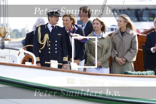 Amsterdam 24 augustus 202
Prins Maurits en Prinses MarilÃ¨ne hebben drie kinderen: Anna (geboren in 2001), Lucas (geboren in 2002), en Felicia (geboren in 2005). Hun volledige achternaam is Van Lippe-Biesterfeld van Vollenhoven . Prins Maurits neemt met zijn gezin de Vlootschouw af tijdens de laatste dag van Sail. Ze varen met de Groene Draeck.