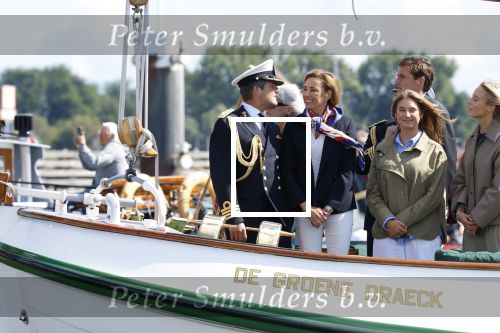 Amsterdam 24 augustus 202
Prins Maurits en Prinses MarilÃ¨ne hebben drie kinderen: Anna (geboren in 2001), Lucas (geboren in 2002), en Felicia (geboren in 2005). Hun volledige achternaam is Van Lippe-Biesterfeld van Vollenhoven . Prins Maurits neemt met zijn gezin de Vlootschouw af tijdens de laatste dag van Sail. Ze varen met de Groene Draeck.