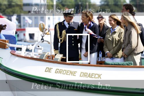 Amsterdam 24 augustus 202
Prins Maurits en Prinses MarilÃ¨ne hebben drie kinderen: Anna (geboren in 2001), Lucas (geboren in 2002), en Felicia (geboren in 2005). Hun volledige achternaam is Van Lippe-Biesterfeld van Vollenhoven . Prins Maurits neemt met zijn gezin de Vlootschouw af tijdens de laatste dag van Sail. Ze varen met de Groene Draeck.