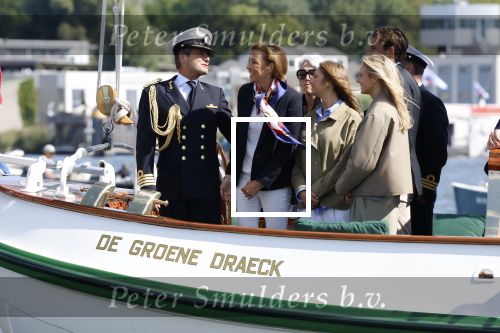 Amsterdam 24 augustus 202
Prins Maurits en Prinses MarilÃ¨ne hebben drie kinderen: Anna (geboren in 2001), Lucas (geboren in 2002), en Felicia (geboren in 2005). Hun volledige achternaam is Van Lippe-Biesterfeld van Vollenhoven . Prins Maurits neemt met zijn gezin de Vlootschouw af tijdens de laatste dag van Sail. Ze varen met de Groene Draeck.