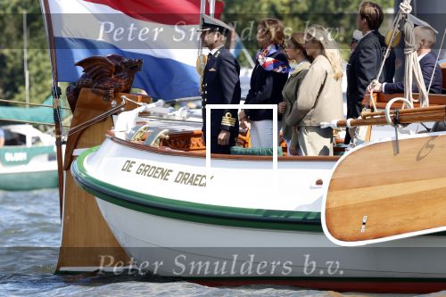 Amsterdam 24 augustus 202
Prins Maurits en Prinses MarilÃ¨ne hebben drie kinderen: Anna (geboren in 2001), Lucas (geboren in 2002), en Felicia (geboren in 2005). Hun volledige achternaam is Van Lippe-Biesterfeld van Vollenhoven . Prins Maurits neemt met zijn gezin de Vlootschouw af tijdens de laatste dag van Sail. Ze varen met de Groene Draeck.