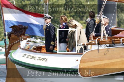 Amsterdam 24 augustus 202
Prins Maurits en Prinses MarilÃ¨ne hebben drie kinderen: Anna (geboren in 2001), Lucas (geboren in 2002), en Felicia (geboren in 2005). Hun volledige achternaam is Van Lippe-Biesterfeld van Vollenhoven . Prins Maurits neemt met zijn gezin de Vlootschouw af tijdens de laatste dag van Sail. Ze varen met de Groene Draeck.