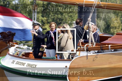 Amsterdam 24 augustus 202
Prins Maurits en Prinses MarilÃ¨ne hebben drie kinderen: Anna (geboren in 2001), Lucas (geboren in 2002), en Felicia (geboren in 2005). Hun volledige achternaam is Van Lippe-Biesterfeld van Vollenhoven . Prins Maurits neemt met zijn gezin de Vlootschouw af tijdens de laatste dag van Sail. Ze varen met de Groene Draeck.