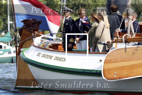 Amsterdam 24 augustus 202
Prins Maurits en Prinses MarilÃ¨ne hebben drie kinderen: Anna (geboren in 2001), Lucas (geboren in 2002), en Felicia (geboren in 2005). Hun volledige achternaam is Van Lippe-Biesterfeld van Vollenhoven . Prins Maurits neemt met zijn gezin de Vlootschouw af tijdens de laatste dag van Sail. Ze varen met de Groene Draeck.