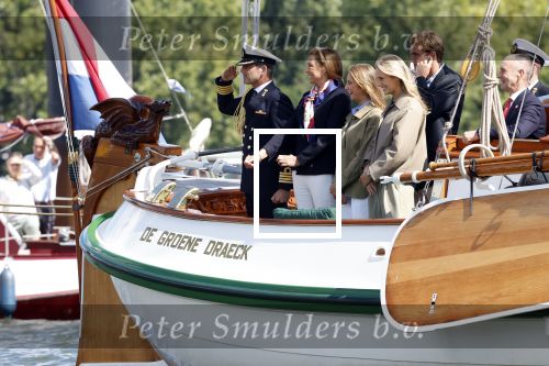 Amsterdam 24 augustus 202
Prins Maurits en Prinses MarilÃ¨ne hebben drie kinderen: Anna (geboren in 2001), Lucas (geboren in 2002), en Felicia (geboren in 2005). Hun volledige achternaam is Van Lippe-Biesterfeld van Vollenhoven . Prins Maurits neemt met zijn gezin de Vlootschouw af tijdens de laatste dag van Sail. Ze varen met de Groene Draeck.