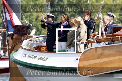 Amsterdam 24 augustus 202
Prins Maurits en Prinses MarilÃ¨ne hebben drie kinderen: Anna (geboren in 2001), Lucas (geboren in 2002), en Felicia (geboren in 2005). Hun volledige achternaam is Van Lippe-Biesterfeld van Vollenhoven . Prins Maurits neemt met zijn gezin de Vlootschouw af tijdens de laatste dag van Sail. Ze varen met de Groene Draeck.