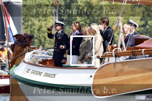 Amsterdam 24 augustus 202
Prins Maurits en Prinses MarilÃ¨ne hebben drie kinderen: Anna (geboren in 2001), Lucas (geboren in 2002), en Felicia (geboren in 2005). Hun volledige achternaam is Van Lippe-Biesterfeld van Vollenhoven . Prins Maurits neemt met zijn gezin de Vlootschouw af tijdens de laatste dag van Sail. Ze varen met de Groene Draeck.