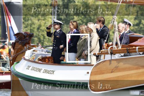 Amsterdam 24 augustus 202
Prins Maurits en Prinses MarilÃ¨ne hebben drie kinderen: Anna (geboren in 2001), Lucas (geboren in 2002), en Felicia (geboren in 2005). Hun volledige achternaam is Van Lippe-Biesterfeld van Vollenhoven . Prins Maurits neemt met zijn gezin de Vlootschouw af tijdens de laatste dag van Sail. Ze varen met de Groene Draeck.
