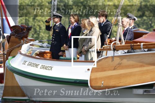 Amsterdam 24 augustus 202
Prins Maurits en Prinses MarilÃ¨ne hebben drie kinderen: Anna (geboren in 2001), Lucas (geboren in 2002), en Felicia (geboren in 2005). Hun volledige achternaam is Van Lippe-Biesterfeld van Vollenhoven . Prins Maurits neemt met zijn gezin de Vlootschouw af tijdens de laatste dag van Sail. Ze varen met de Groene Draeck.