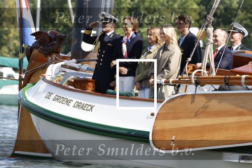 Amsterdam 24 augustus 202
Prins Maurits en Prinses MarilÃ¨ne hebben drie kinderen: Anna (geboren in 2001), Lucas (geboren in 2002), en Felicia (geboren in 2005). Hun volledige achternaam is Van Lippe-Biesterfeld van Vollenhoven . Prins Maurits neemt met zijn gezin de Vlootschouw af tijdens de laatste dag van Sail. Ze varen met de Groene Draeck.