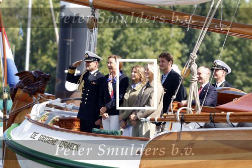 Amsterdam 24 augustus 202
Prins Maurits en Prinses MarilÃ¨ne hebben drie kinderen: Anna (geboren in 2001), Lucas (geboren in 2002), en Felicia (geboren in 2005). Hun volledige achternaam is Van Lippe-Biesterfeld van Vollenhoven . Prins Maurits neemt met zijn gezin de Vlootschouw af tijdens de laatste dag van Sail. Ze varen met de Groene Draeck.
