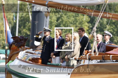 Amsterdam 24 augustus 202
Prins Maurits en Prinses MarilÃ¨ne hebben drie kinderen: Anna (geboren in 2001), Lucas (geboren in 2002), en Felicia (geboren in 2005). Hun volledige achternaam is Van Lippe-Biesterfeld van Vollenhoven . Prins Maurits neemt met zijn gezin de Vlootschouw af tijdens de laatste dag van Sail. Ze varen met de Groene Draeck.