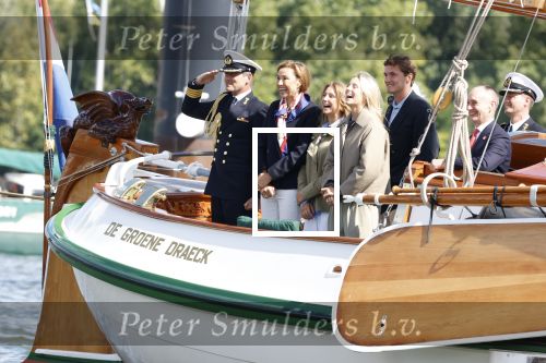 Amsterdam 24 augustus 202
Prins Maurits en Prinses MarilÃ¨ne hebben drie kinderen: Anna (geboren in 2001), Lucas (geboren in 2002), en Felicia (geboren in 2005). Hun volledige achternaam is Van Lippe-Biesterfeld van Vollenhoven . Prins Maurits neemt met zijn gezin de Vlootschouw af tijdens de laatste dag van Sail. Ze varen met de Groene Draeck.