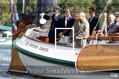 Amsterdam 24 augustus 202
Prins Maurits en Prinses MarilÃ¨ne hebben drie kinderen: Anna (geboren in 2001), Lucas (geboren in 2002), en Felicia (geboren in 2005). Hun volledige achternaam is Van Lippe-Biesterfeld van Vollenhoven . Prins Maurits neemt met zijn gezin de Vlootschouw af tijdens de laatste dag van Sail. Ze varen met de Groene Draeck.