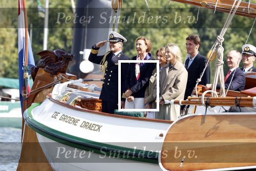 Amsterdam 24 augustus 202
Prins Maurits en Prinses MarilÃ¨ne hebben drie kinderen: Anna (geboren in 2001), Lucas (geboren in 2002), en Felicia (geboren in 2005). Hun volledige achternaam is Van Lippe-Biesterfeld van Vollenhoven . Prins Maurits neemt met zijn gezin de Vlootschouw af tijdens de laatste dag van Sail. Ze varen met de Groene Draeck.