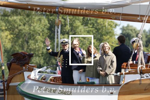 Amsterdam 24 augustus 202
Prins Maurits en Prinses MarilÃ¨ne hebben drie kinderen: Anna (geboren in 2001), Lucas (geboren in 2002), en Felicia (geboren in 2005). Hun volledige achternaam is Van Lippe-Biesterfeld van Vollenhoven . Prins Maurits neemt met zijn gezin de Vlootschouw af tijdens de laatste dag van Sail. Ze varen met de Groene Draeck.