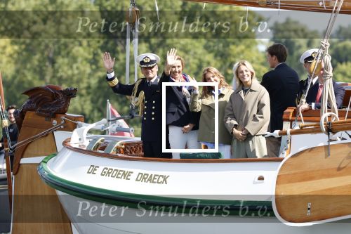 Amsterdam 24 augustus 202
Prins Maurits en Prinses MarilÃ¨ne hebben drie kinderen: Anna (geboren in 2001), Lucas (geboren in 2002), en Felicia (geboren in 2005). Hun volledige achternaam is Van Lippe-Biesterfeld van Vollenhoven . Prins Maurits neemt met zijn gezin de Vlootschouw af tijdens de laatste dag van Sail. Ze varen met de Groene Draeck.