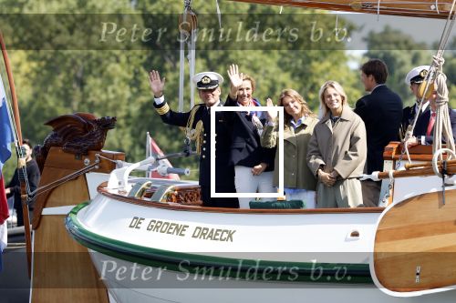Amsterdam 24 augustus 202
Prins Maurits en Prinses MarilÃ¨ne hebben drie kinderen: Anna (geboren in 2001), Lucas (geboren in 2002), en Felicia (geboren in 2005). Hun volledige achternaam is Van Lippe-Biesterfeld van Vollenhoven . Prins Maurits neemt met zijn gezin de Vlootschouw af tijdens de laatste dag van Sail. Ze varen met de Groene Draeck.
