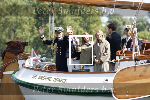 Amsterdam 24 augustus 202
Prins Maurits en Prinses MarilÃ¨ne hebben drie kinderen: Anna (geboren in 2001), Lucas (geboren in 2002), en Felicia (geboren in 2005). Hun volledige achternaam is Van Lippe-Biesterfeld van Vollenhoven . Prins Maurits neemt met zijn gezin de Vlootschouw af tijdens de laatste dag van Sail. Ze varen met de Groene Draeck.