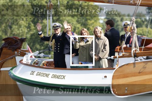 Amsterdam 24 augustus 202
Prins Maurits en Prinses MarilÃ¨ne hebben drie kinderen: Anna (geboren in 2001), Lucas (geboren in 2002), en Felicia (geboren in 2005). Hun volledige achternaam is Van Lippe-Biesterfeld van Vollenhoven . Prins Maurits neemt met zijn gezin de Vlootschouw af tijdens de laatste dag van Sail. Ze varen met de Groene Draeck.