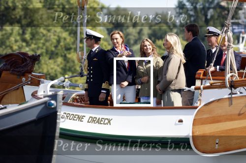 Amsterdam 24 augustus 202
Prins Maurits en Prinses MarilÃ¨ne hebben drie kinderen: Anna (geboren in 2001), Lucas (geboren in 2002), en Felicia (geboren in 2005). Hun volledige achternaam is Van Lippe-Biesterfeld van Vollenhoven . Prins Maurits neemt met zijn gezin de Vlootschouw af tijdens de laatste dag van Sail. Ze varen met de Groene Draeck.